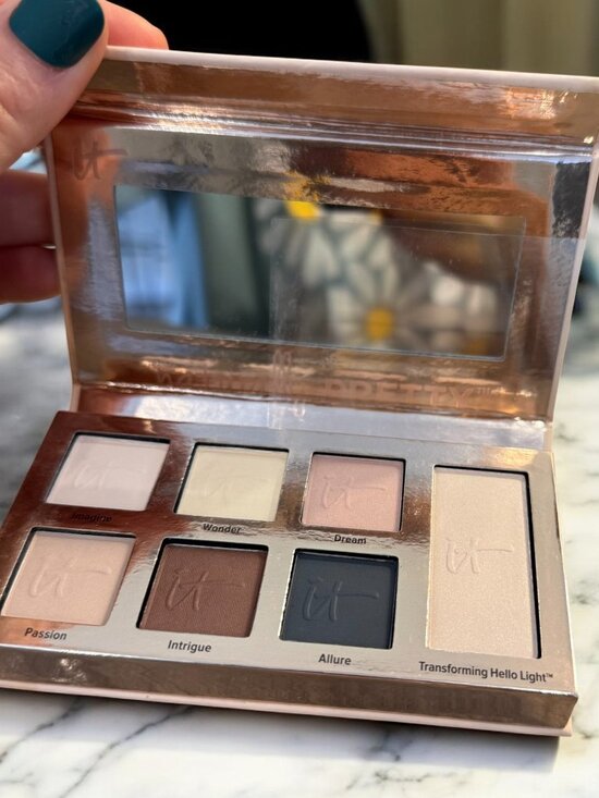 It Cosmetics NEW Naturally Pretty Matte Luxe Transforming Eyeshadow Palette - Picture 8 of 10